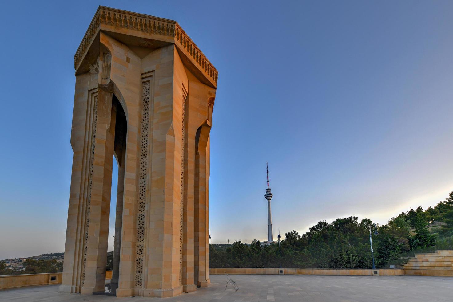 bela arquitetura tradicional do monumento shahidlar em sehidler xiyabani, baku, azerbaijão, 2022 foto