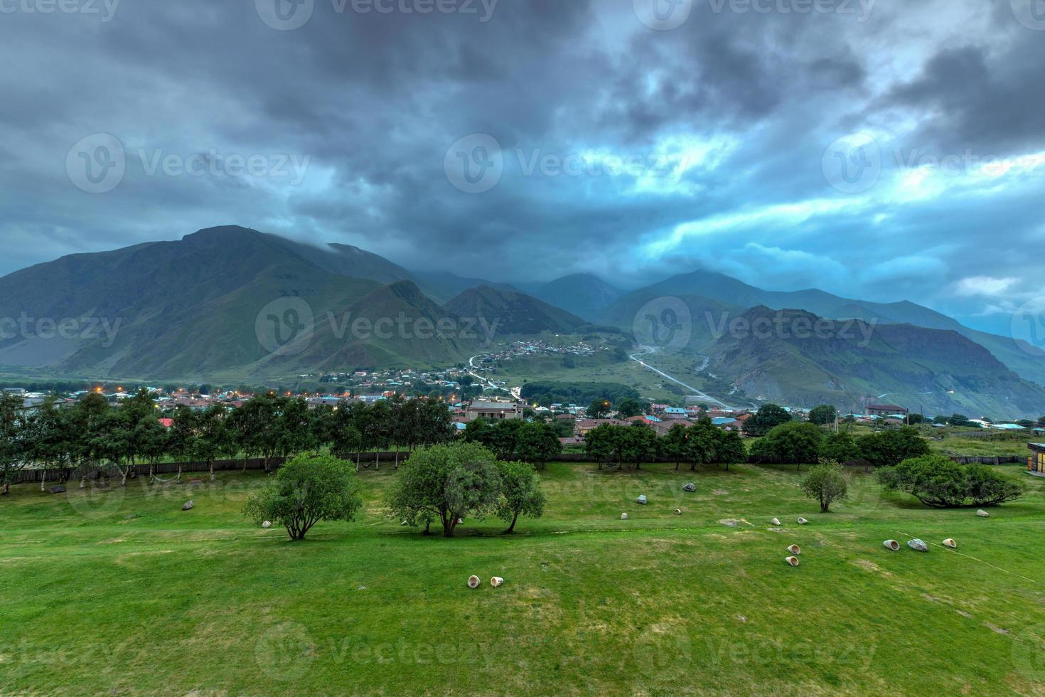 paisagem montanhosa perto da aldeia de gergeti na geórgia, sob o monte kazbegi. foto