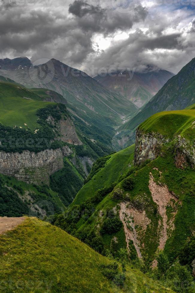 belas montanhas coloridas vistas do monumento da amizade rússia geórgia em kazbegi, geórgia foto