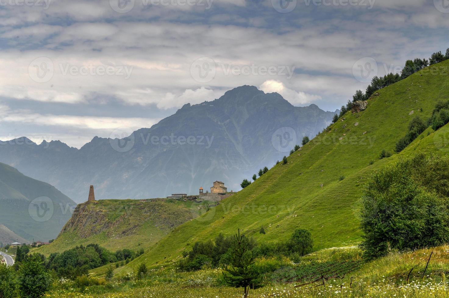 bela vista panorâmica da paisagem georgiana em goristsikhe, georgia foto