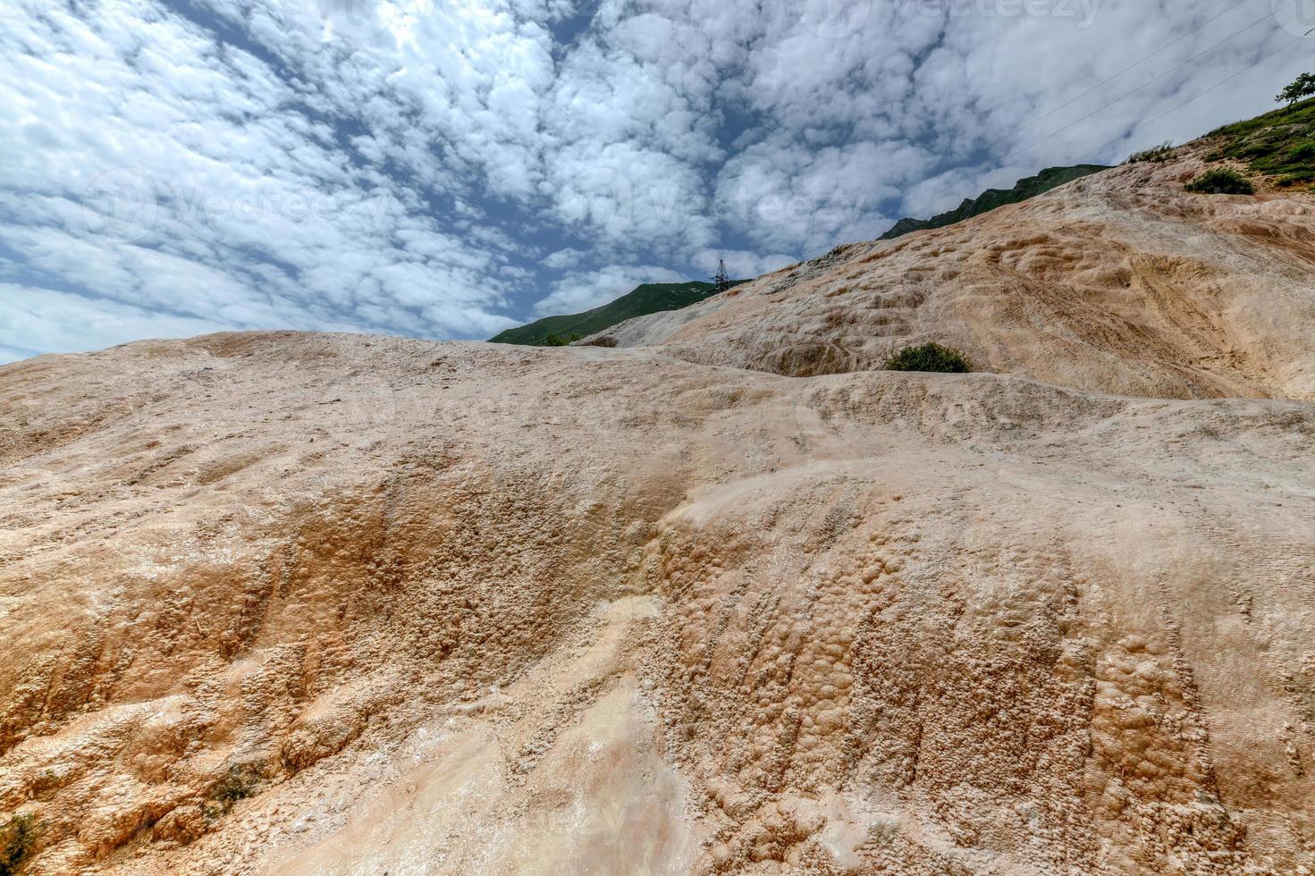 água vermelha mineral das fontes minerais em gudauri, no distrito de kazbegi. fontes de água mineral com fósseis - região de mtskheta - mtianeti, geórgia. foto