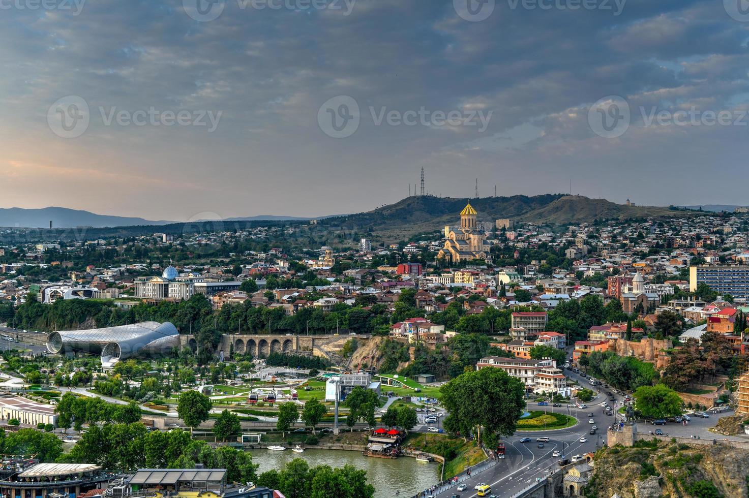 bela vista panorâmica de tbilisi da fortaleza narikala na geórgia. foto