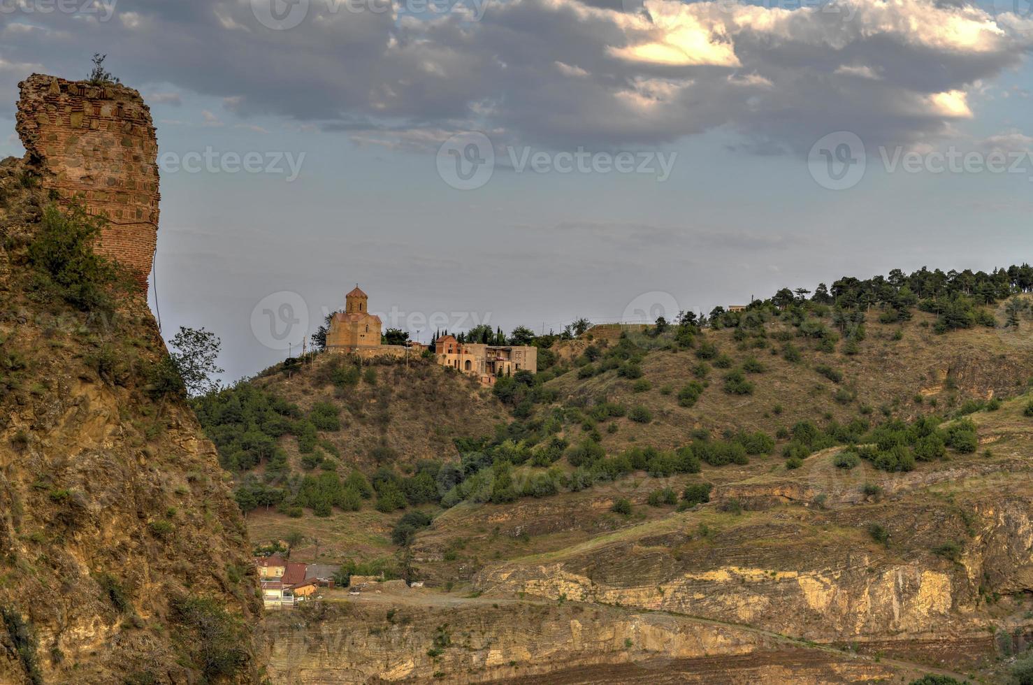 bela vista panorâmica de tbilisi da fortaleza narikala na geórgia. foto