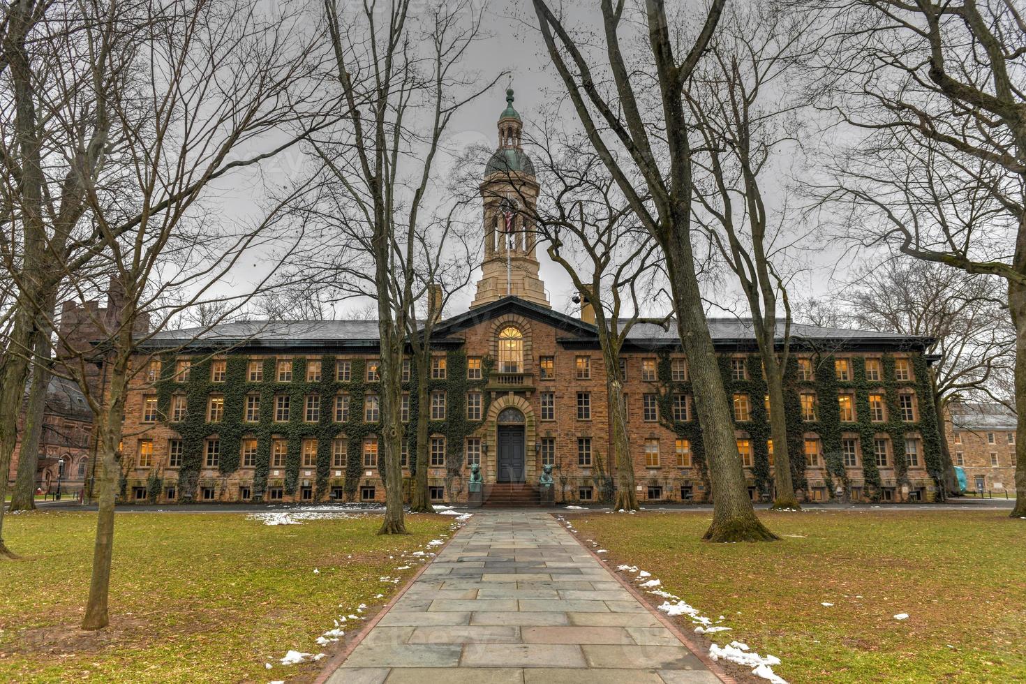 nassau hall, um marco nacional na universidade de princeton. nassau hall é o edifício mais antigo da universidade de princeton em princeton, condado de mercer, nova jersey, estados unidos. foto