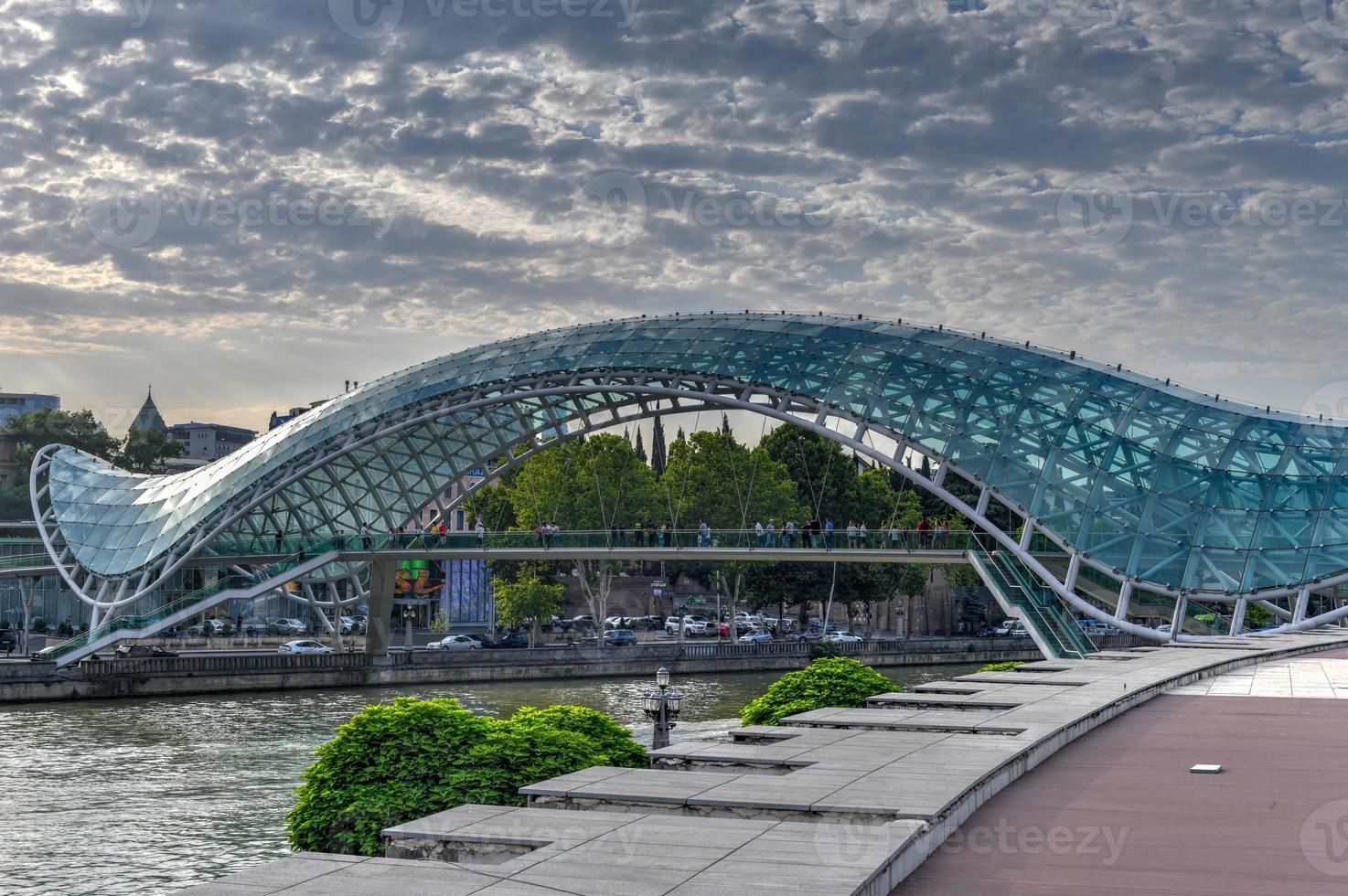 a ponte da paz em tbilisi, uma ponte pedonal sobre o rio mtkvari em tbilisi, geórgia. foto