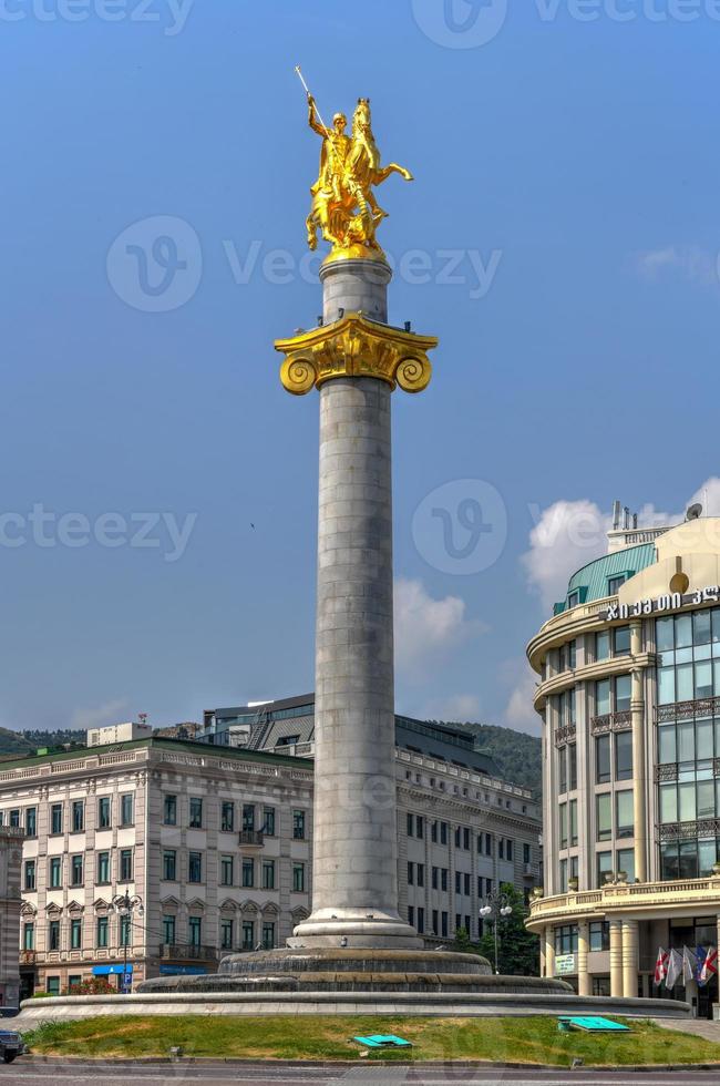 estátua de ouro de st. george na praça principal de tbilisi, capital da geórgia. foto