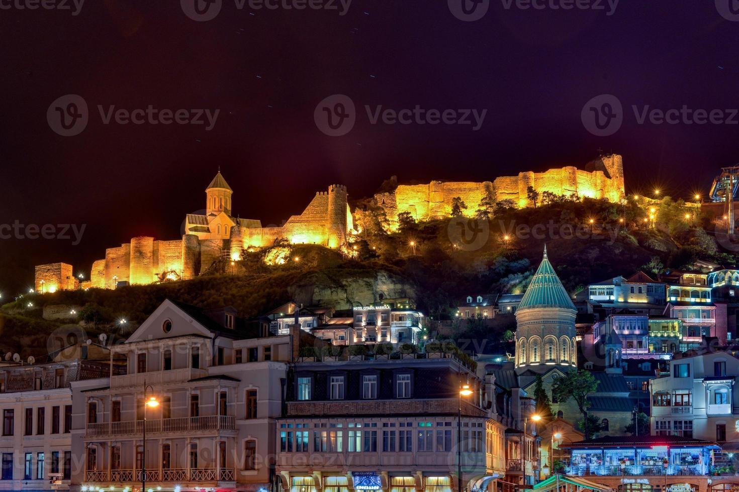 vista da cidade velha de tbilisi, georgia e narikala fortaleza após o pôr do sol. foto