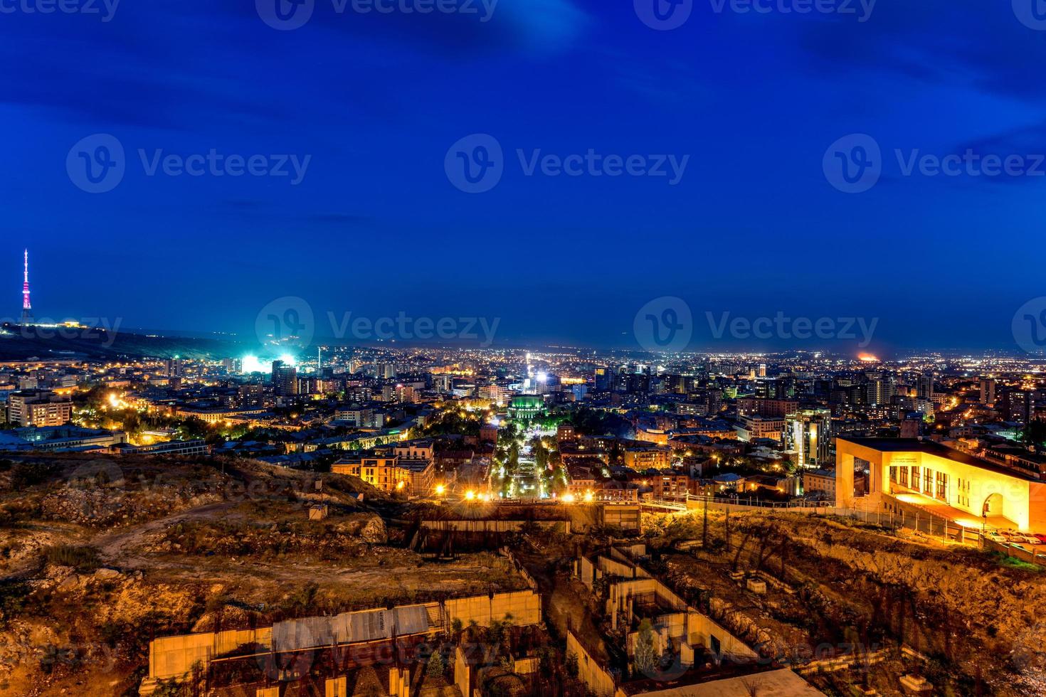 complexo de cascatas de yerevan, uma escada gigante feita de calcário em yerevan, armênia. ele liga a área central de ketron de yerevan ao bairro de monumentos. foto