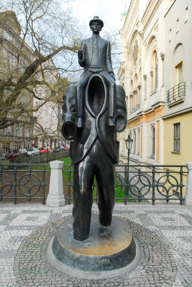 estátua franz kafka - praga, república tcheca, 2022 foto