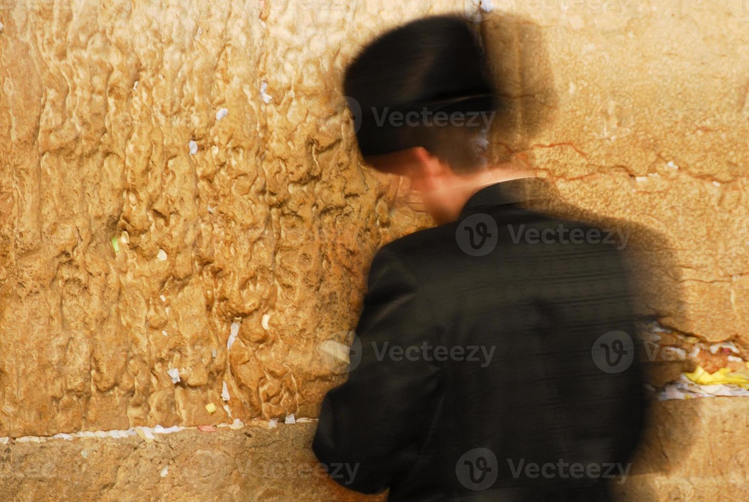 homem hassídico tradicional rezando na parede ocidental foto