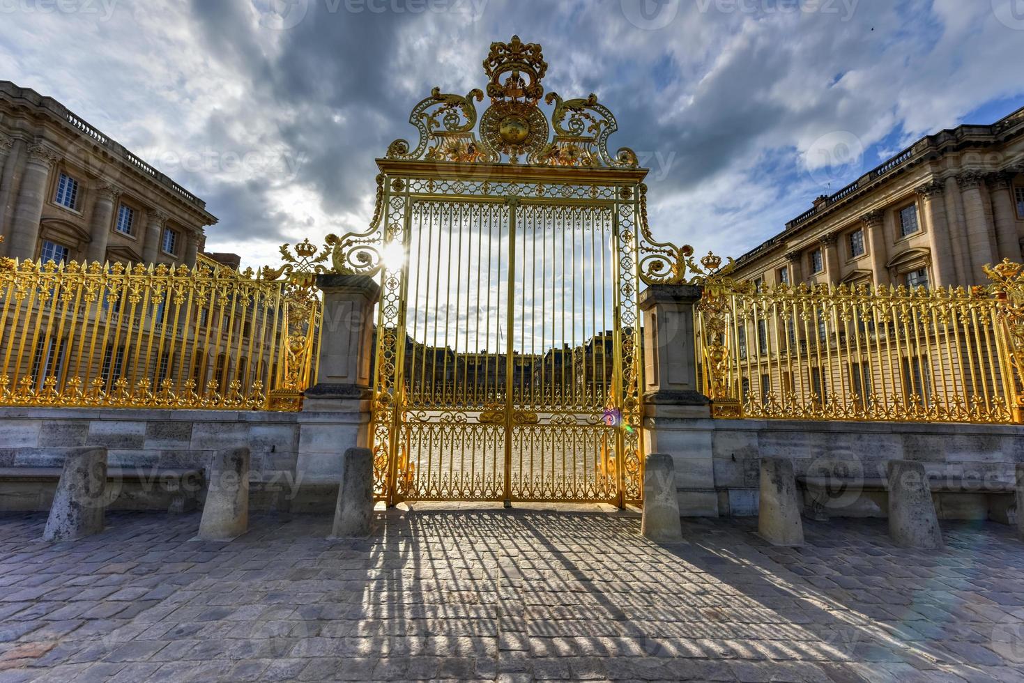 portões reais do palácio de versalhes na frança, reconstruídos após três séculos. foto