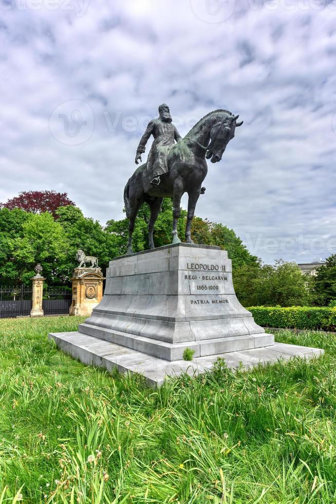 estátua equestre de leopold ii, o segundo rei dos belgas, na place du trone foto