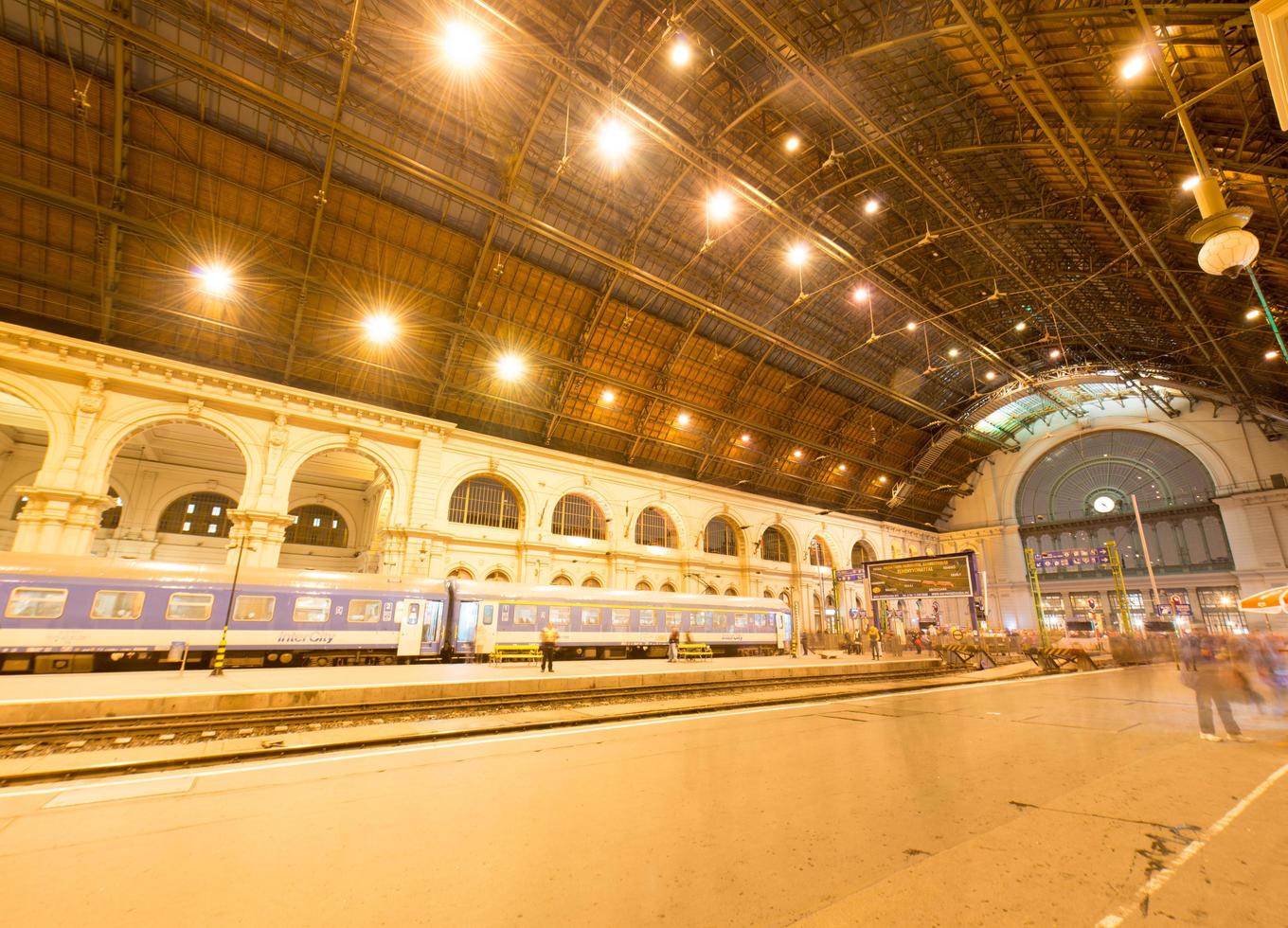 estação ferroviária Keleti em Budapeste, Hungria, 2022 foto