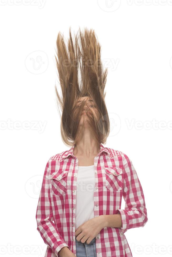 foto do perfil de uma modelo atraente que demonstra um penteado longo e saudável ideal voando no ar após o procedimento de laminação
