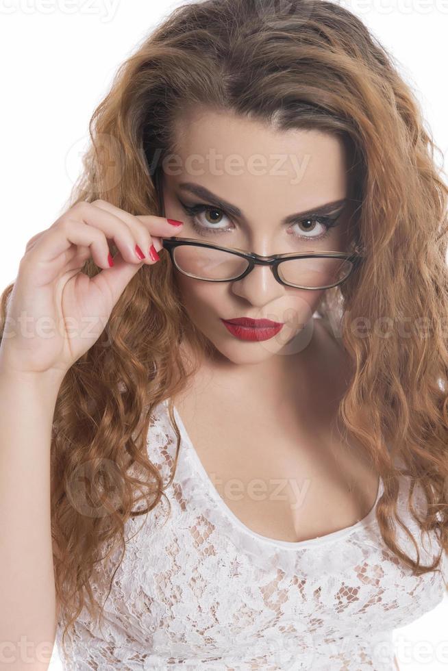 mulher bonita na camisa branca e óculos posando no estúdio em fundo branco foto