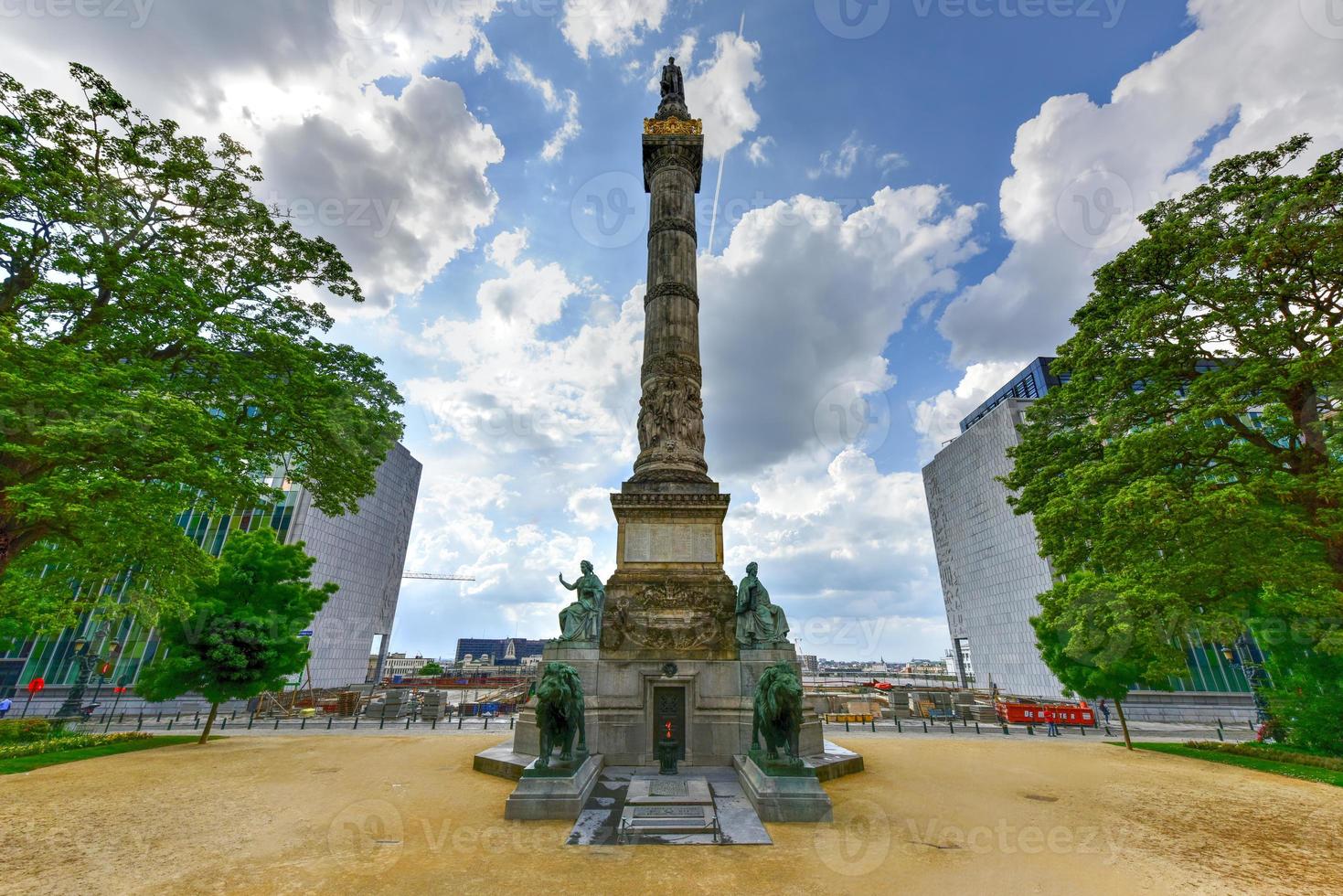 a coluna do congresso é uma coluna monumental situada em bruxelas, bélgica, que comemora a criação da constituição pelo congresso nacional entre 1830-31. foto