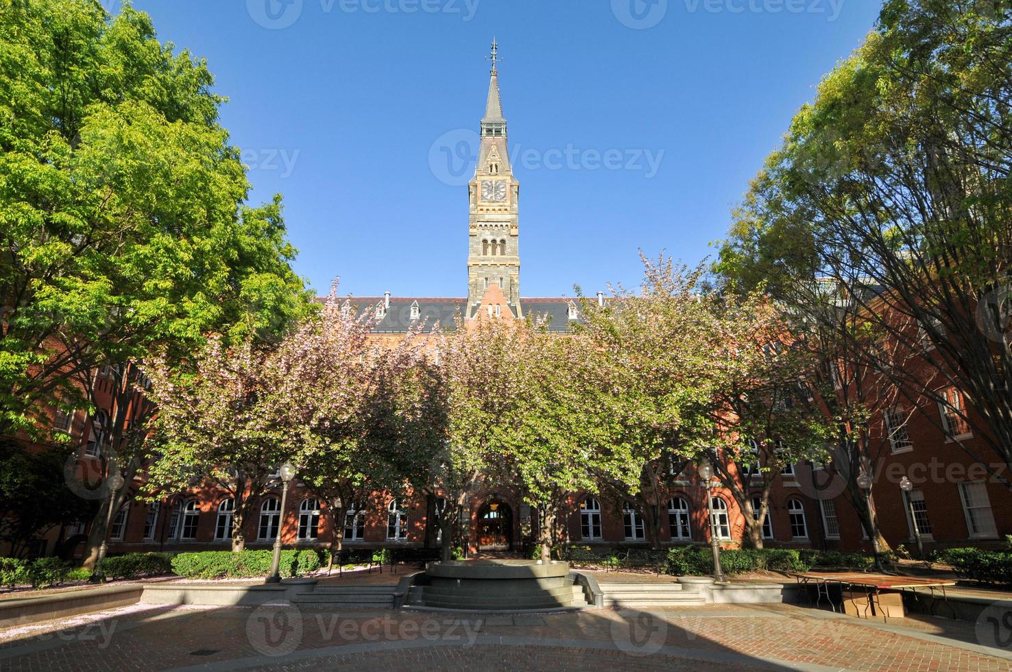 edifício principal da universidade de georgetown em washington dc - estados unidos foto