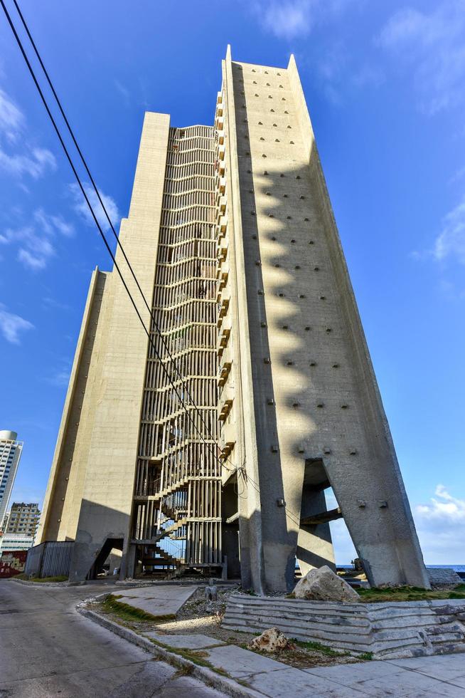 a torre giron de 1967 está entre os complexos de apartamentos mais sofisticados do início do período revolucionário de havana, 2022 foto