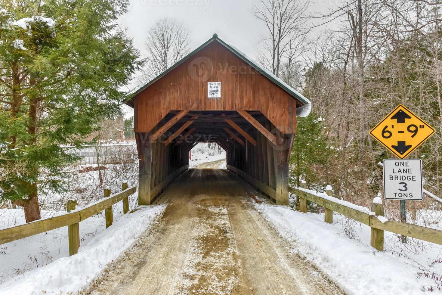 Ponte coberta destruidora em Plainfield, New Hampshire durante o inverno. foto