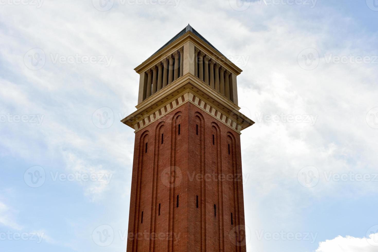 torre veneziana na praça espanya em barcelona, espanha. foto