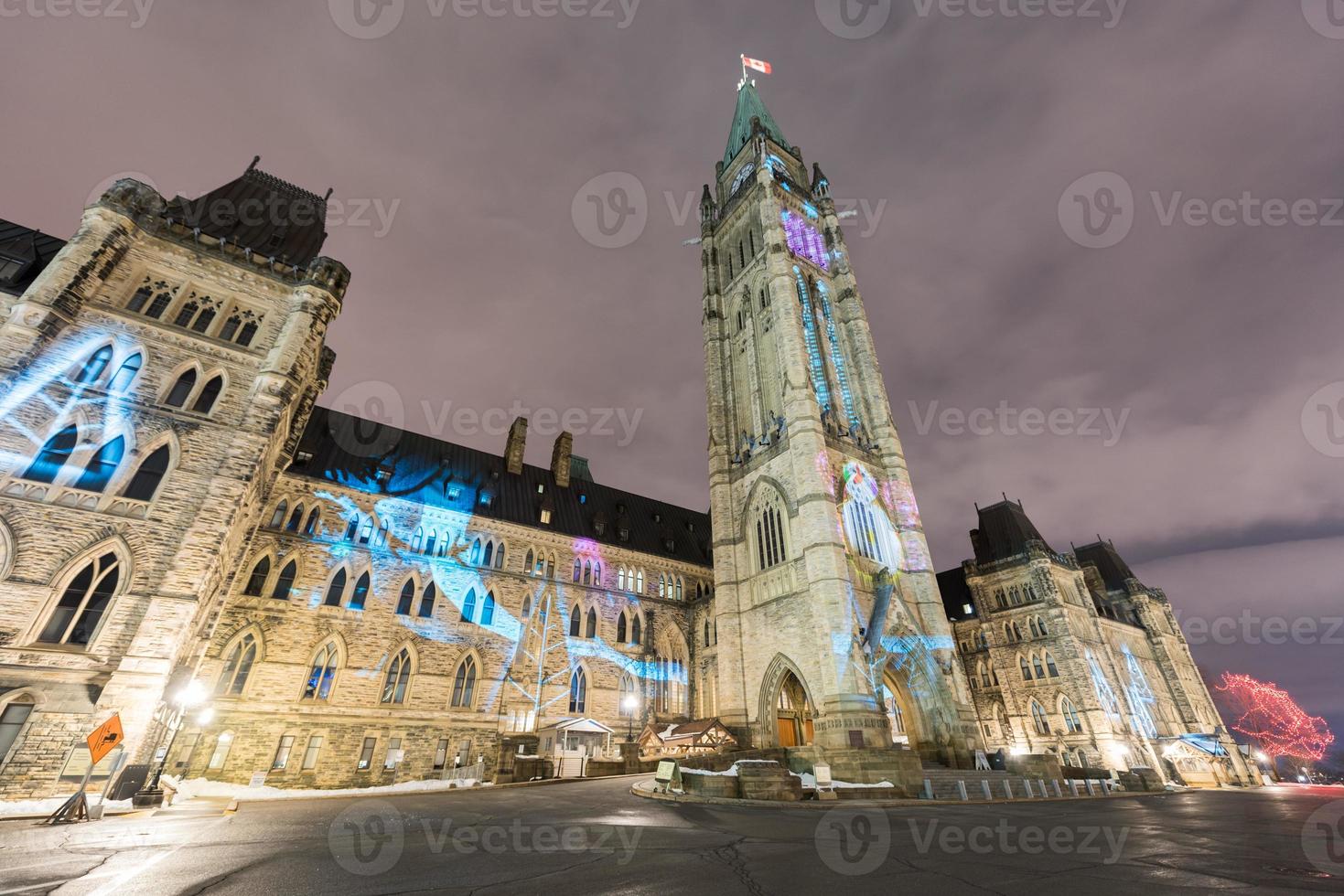 show de luzes de férias de inverno projetado à noite na casa do parlamento canadense para comemorar o 150º aniversário do canadá em ottawa, canadá. foto