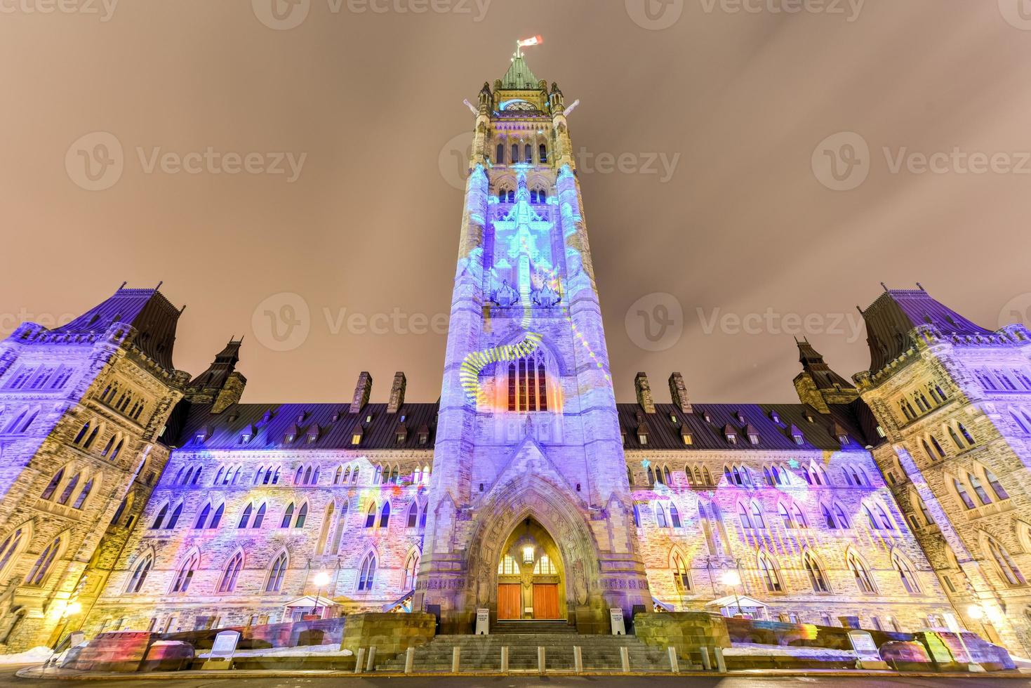 show de luzes de férias de inverno projetado à noite na casa do parlamento canadense para comemorar o 150º aniversário da confederação do canadá em ottawa, canadá. foto