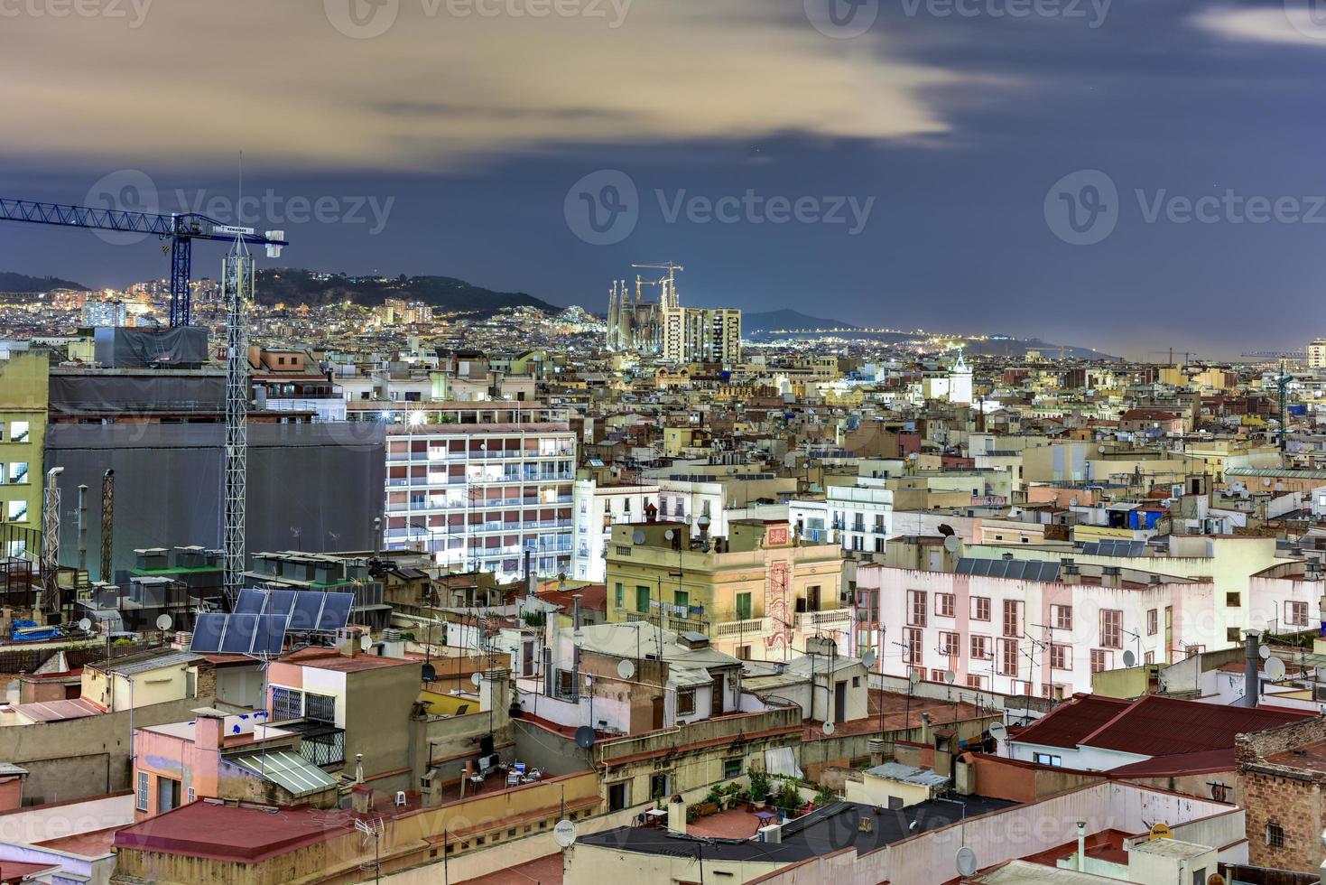 horizonte de barcelona à noite na catalunha, espanha. foto