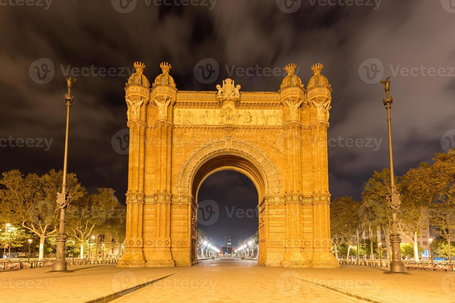 o arco do triunfo à noite em barcelona, espanha. foto