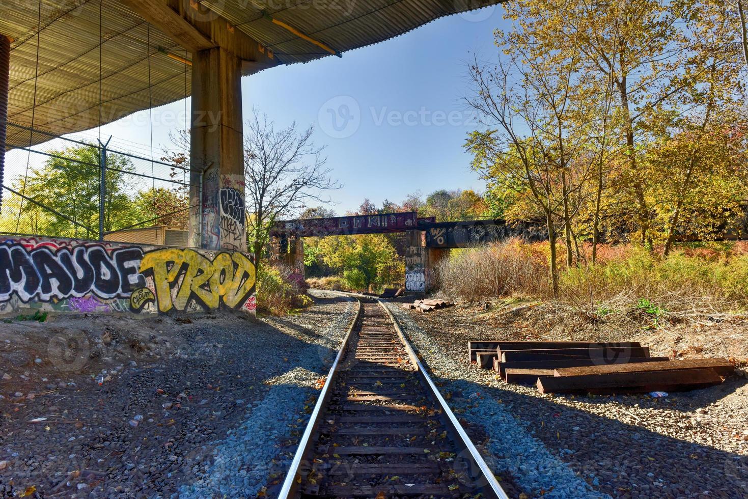 trilhos de trem passando por jersey city, new jersey. foto