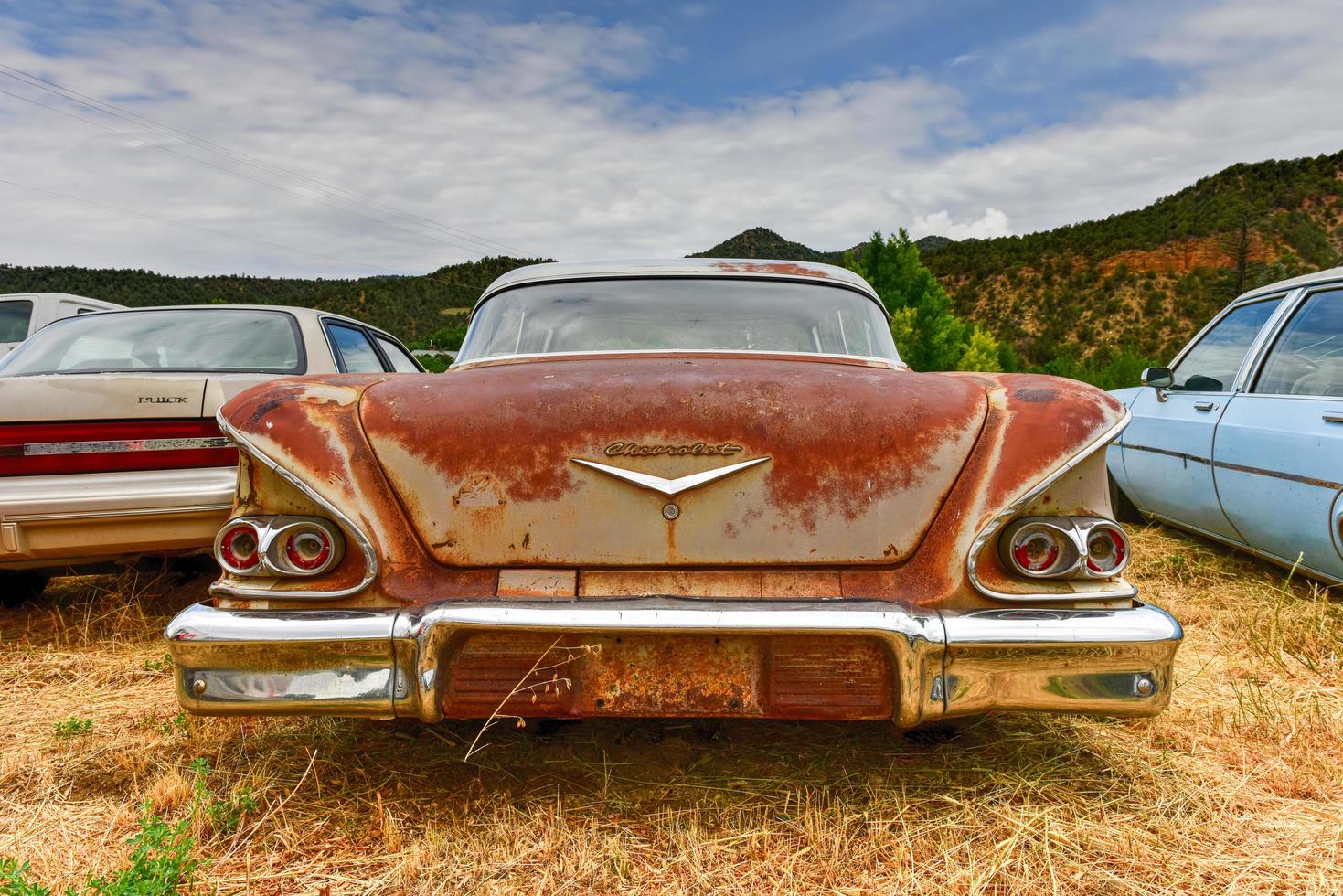 carro velho enferrujado em um ferro-velho no deserto no arizona, eua, 2022 foto