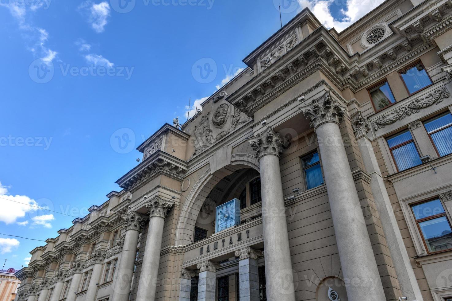 o edifício do correio central em minsk, bielorrússia, 2022 foto