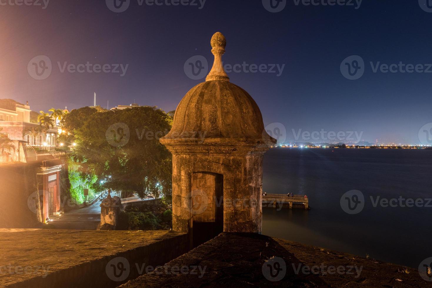 torre de observação ao longo das muralhas da velha san juan, porto rico da plaza de la rogativa com vista para o portão de san juan. foto