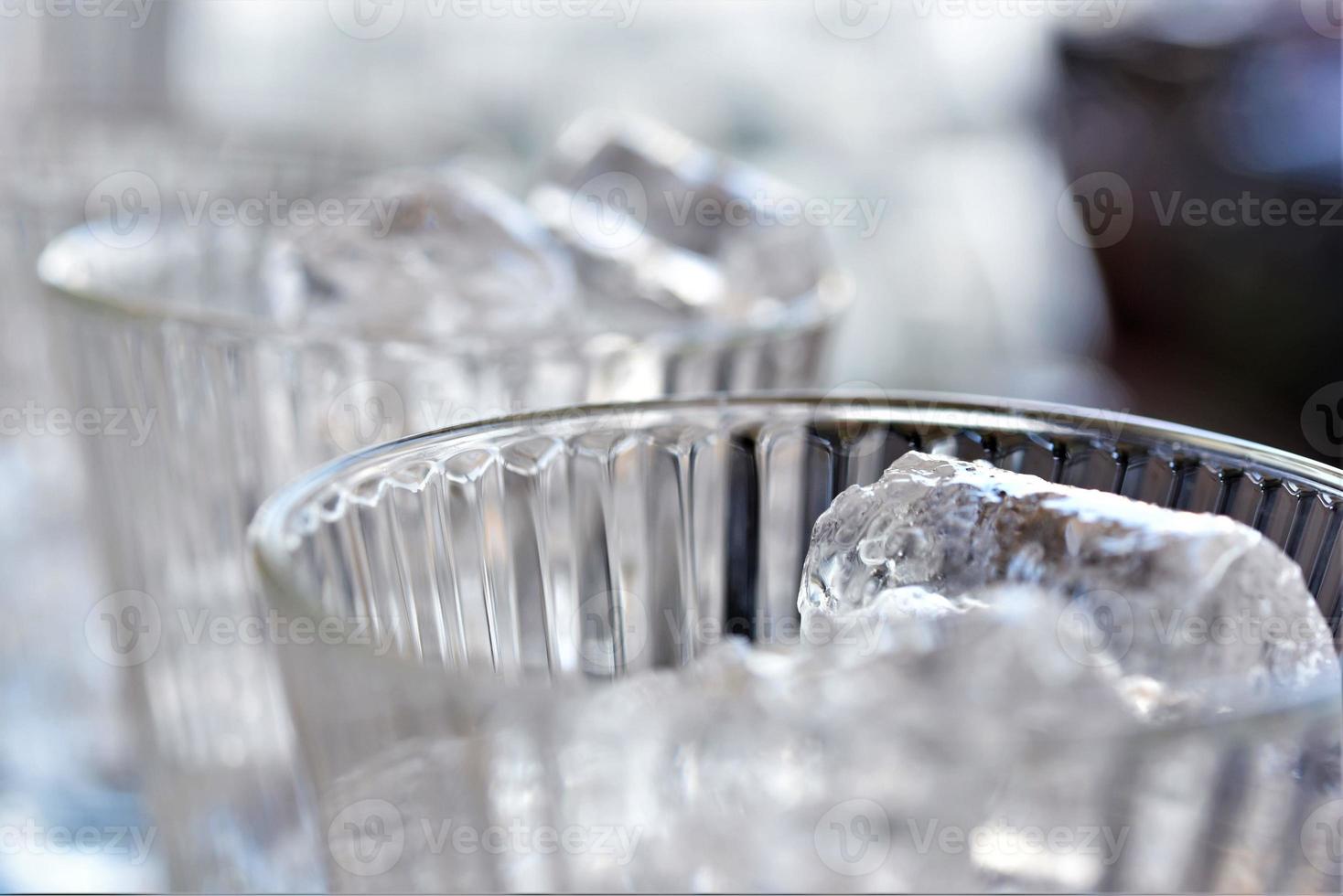 copos com cubos de gelo na mesa de madeira foto