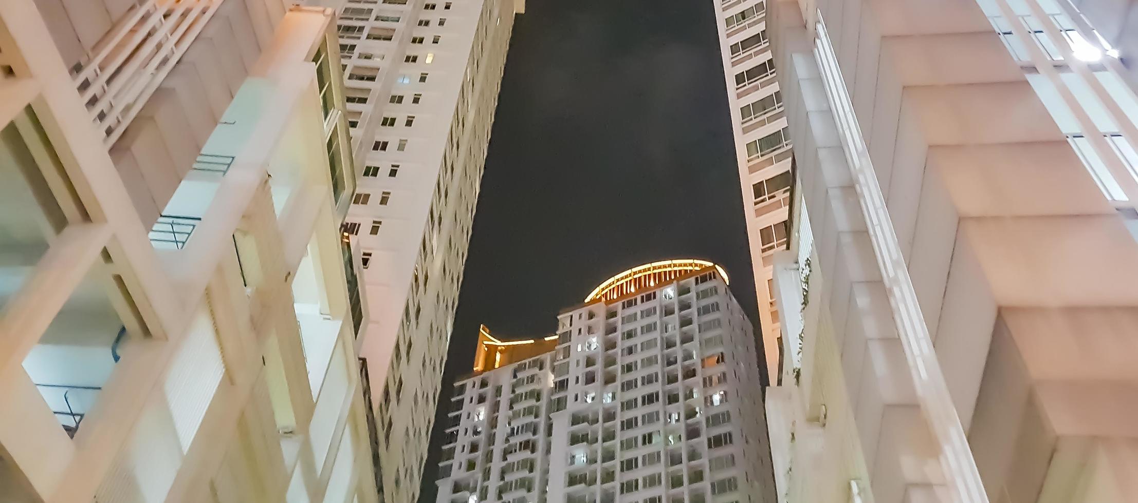 panorama da cidade bangkok à noite arranha-céu paisagem urbana capital da tailândia. foto