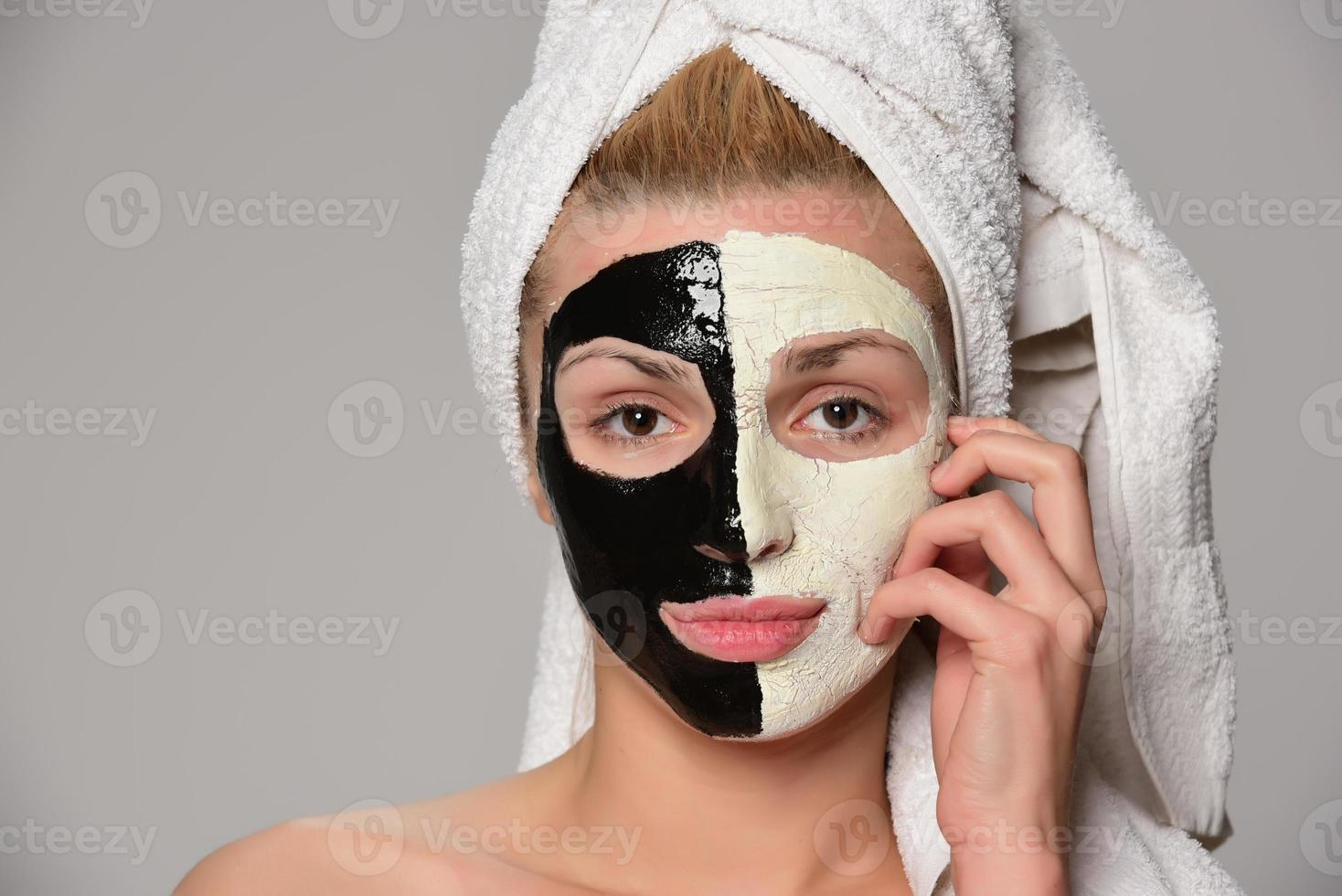 bela modelo feminino com máscara cosmética facial preto e branco foto