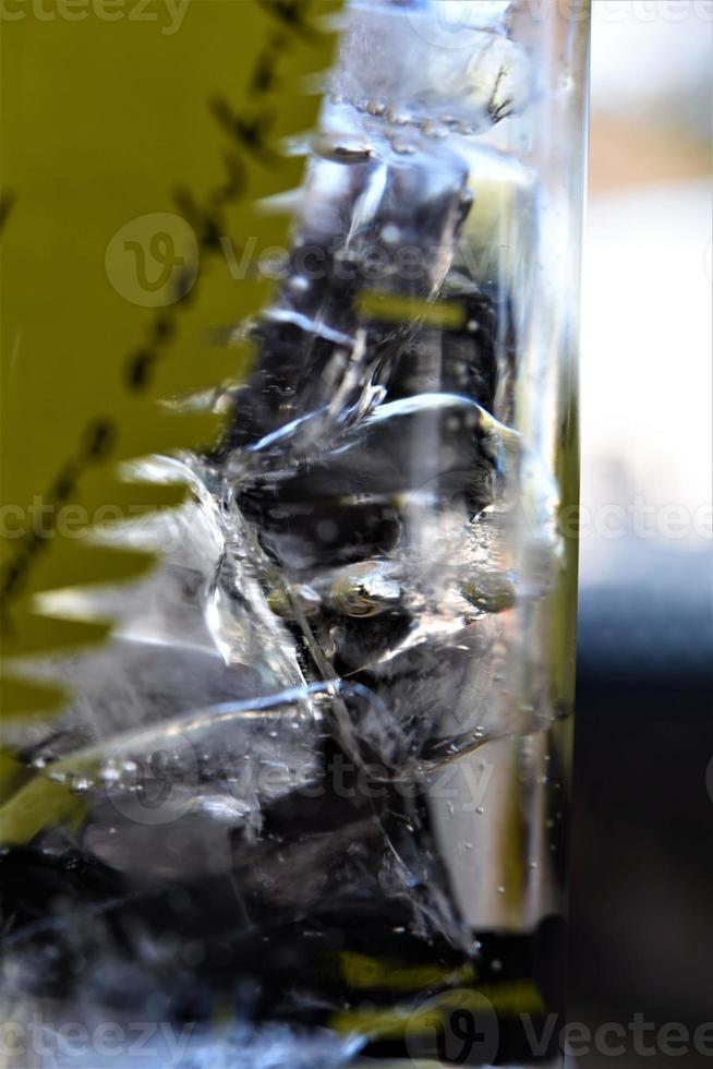 copos com cubos de gelo na mesa de madeira foto