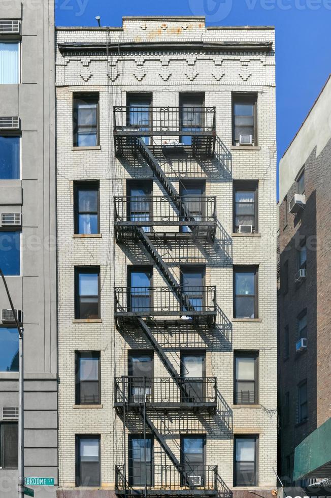 vista de prédios de apartamentos antigos e escadas de incêndio na cidade de nova york foto
