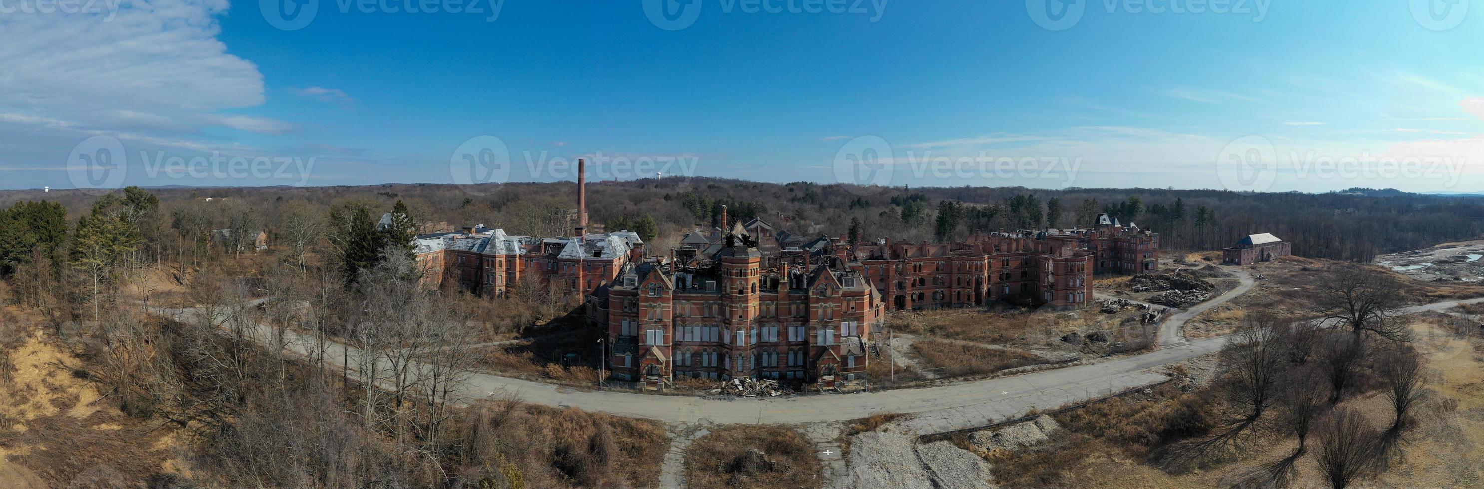 o hospital estadual do rio hudson é um antigo hospital psiquiátrico do estado de nova york que funcionou de 1873 até seu fechamento no início dos anos 2000. foto