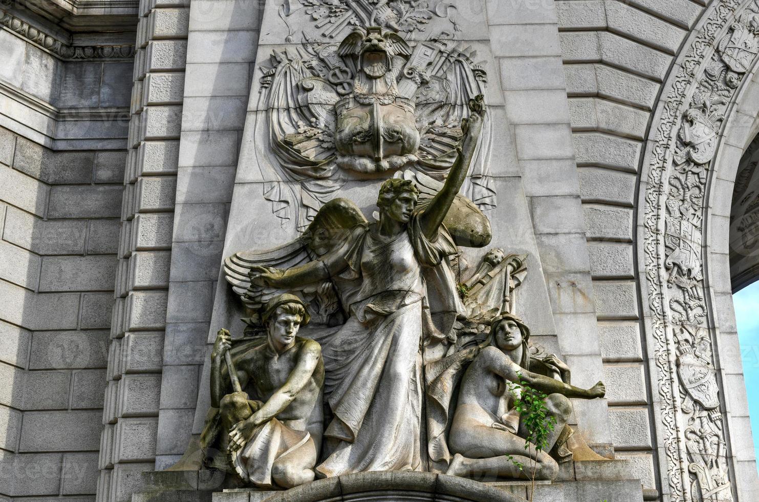 o arco triunfal e a colunata do renascimento grego na entrada de manhattan da ponte de manhattan. foto