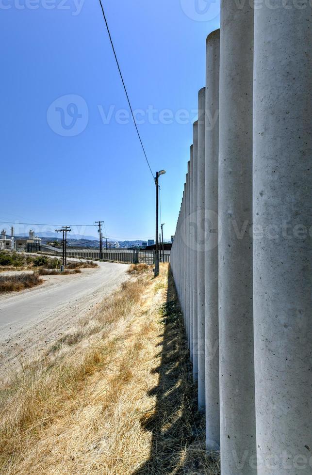 o muro da fronteira entre os estados unidos e o méxico de san diego, califórnia, olhando para tijuana, méxico. foto