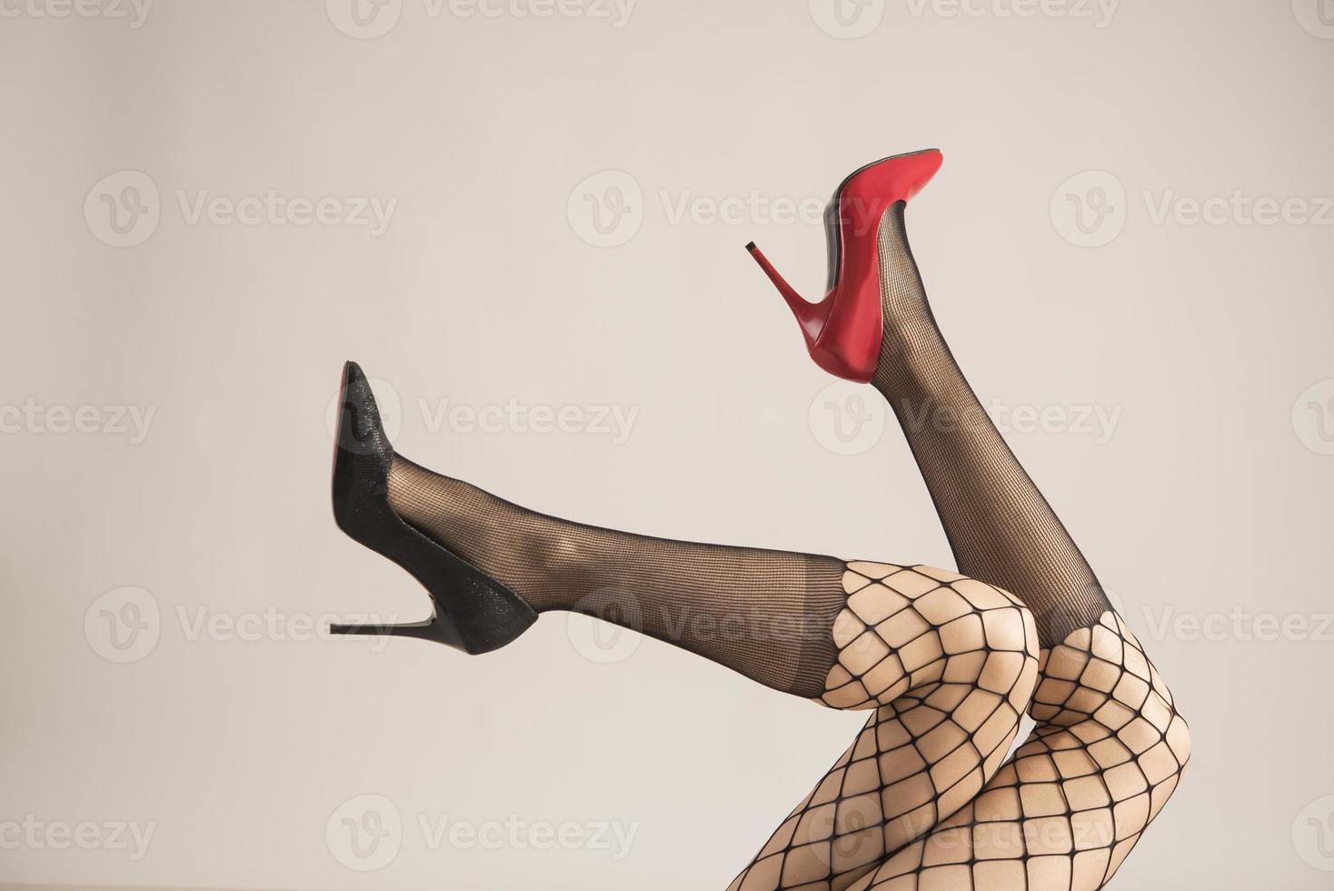 pernas femininas com diferentes tipos de salto alto foto