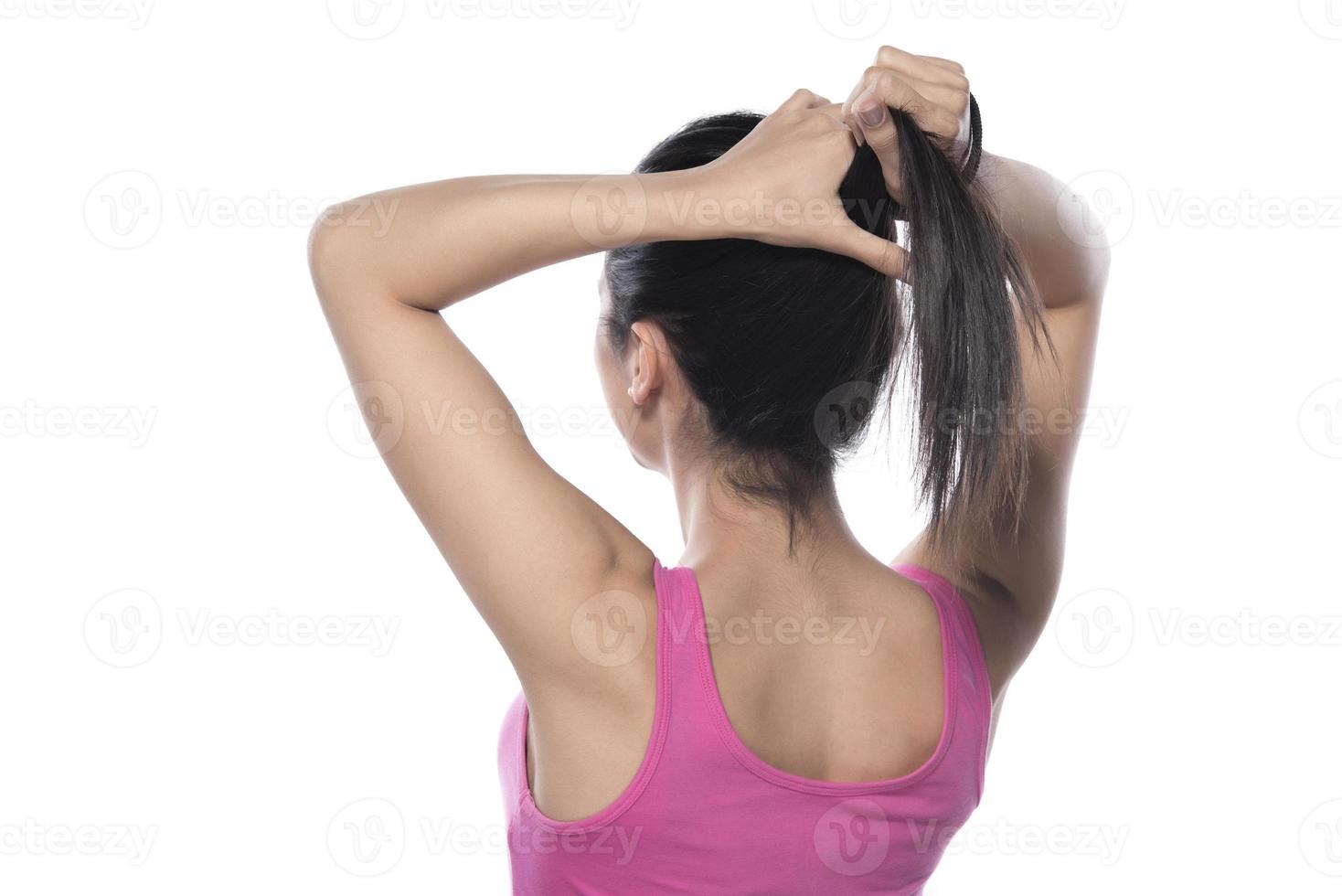 retrato de mulher bonita de cabelo preto longo e liso isolado no branco foto