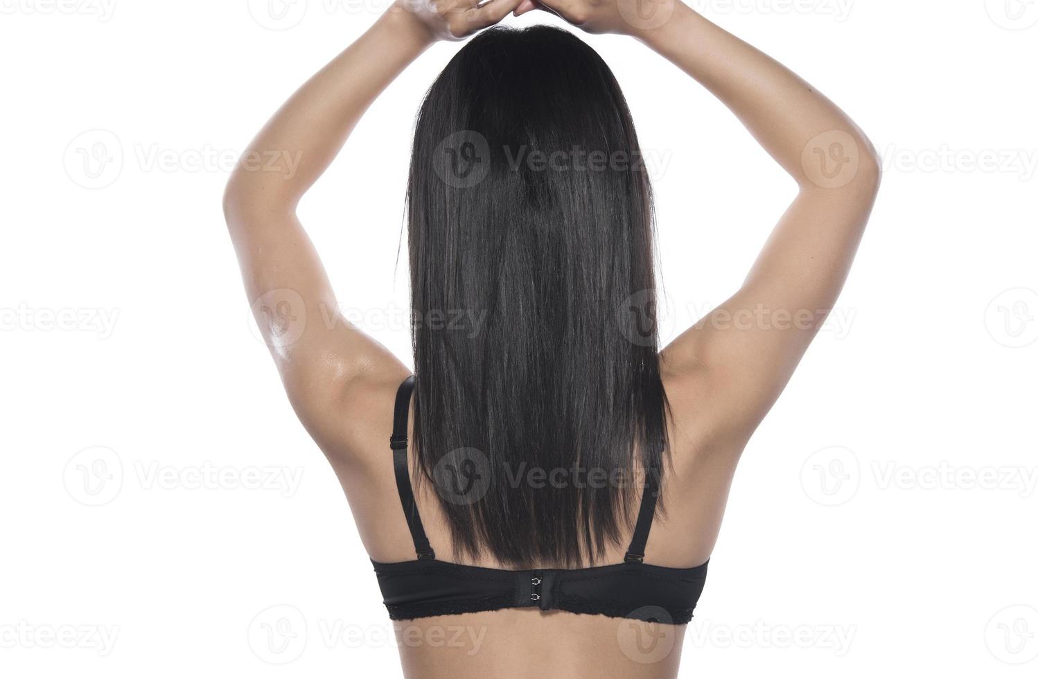 retrato de mulher bonita de cabelo preto longo e liso isolado no branco foto