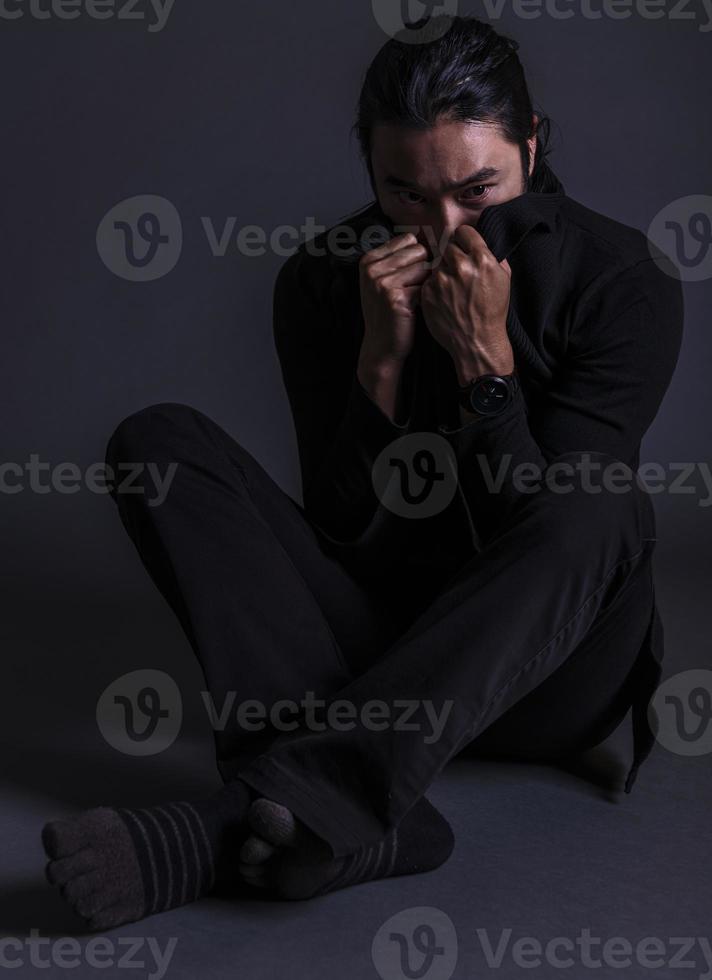 homem bonito de moda asiática posando no estúdio em fundo preto, conceito de estilo de vida de pessoas modernas foto