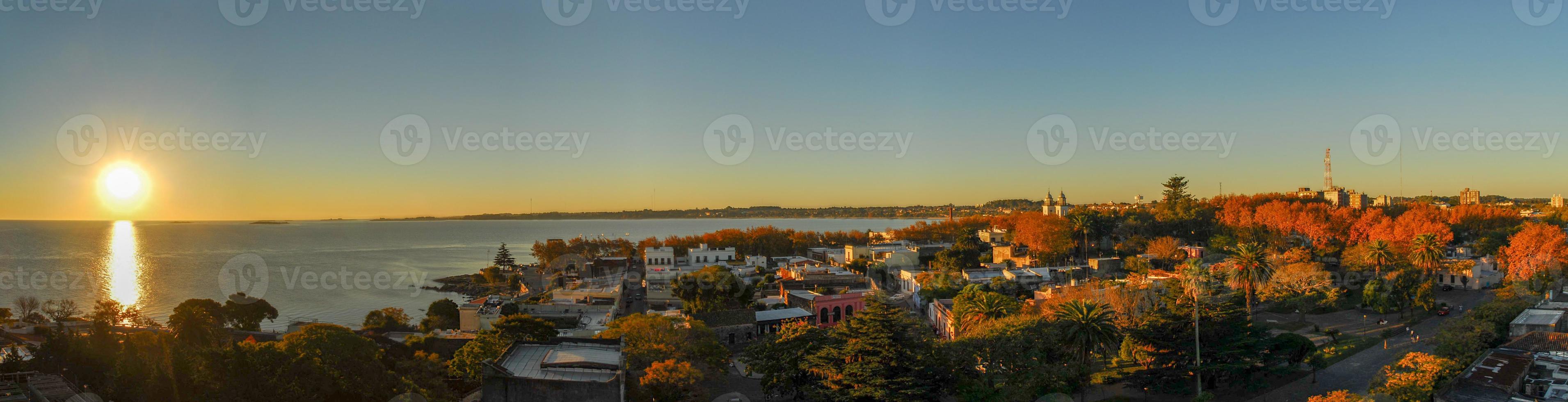 bela praia de areia e águas calmas em colonia del sacramento nas margens do rio de la plata, uruguai. foto