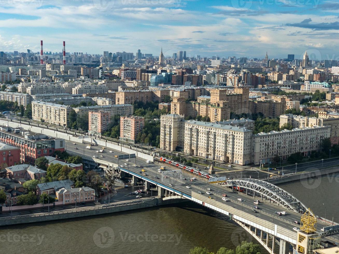 vista aérea do horizonte da cidade em moscou, rússia durante o dia. foto