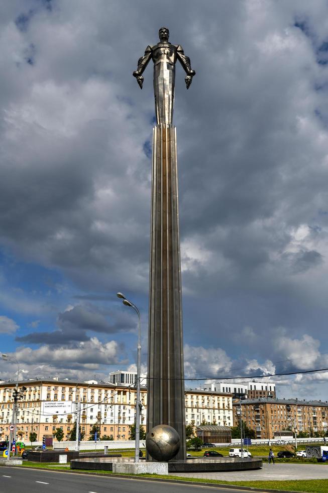 monumento de yuri gagarin na praça gagarin em moscou rússia, 2022 foto