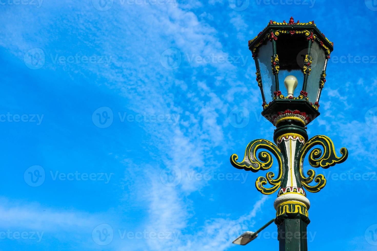 lâmpada de rua típica em malioboro com fundo de céu azul e nuvem branca. foto