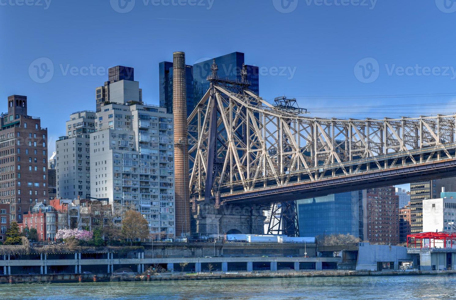 vista da ponte de queensboro cruzando para manhattan da ilha de roosevelt em nova york. foto