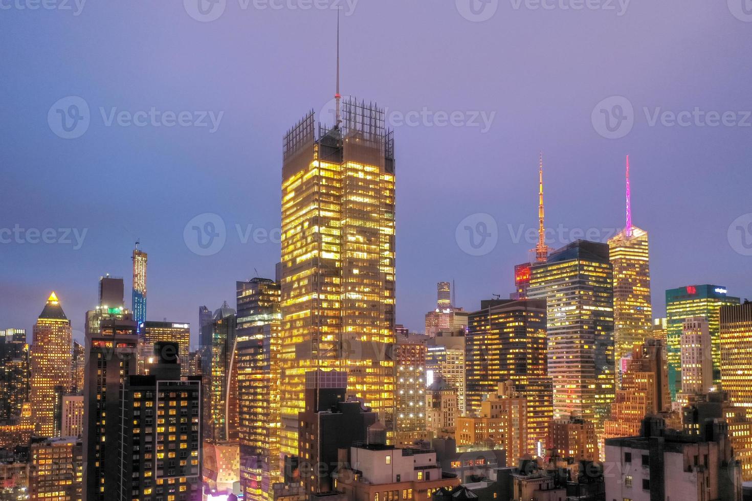 vista panorâmica dos arranha-céus do centro de manhattan, na cidade de nova york, durante o crepúsculo. foto